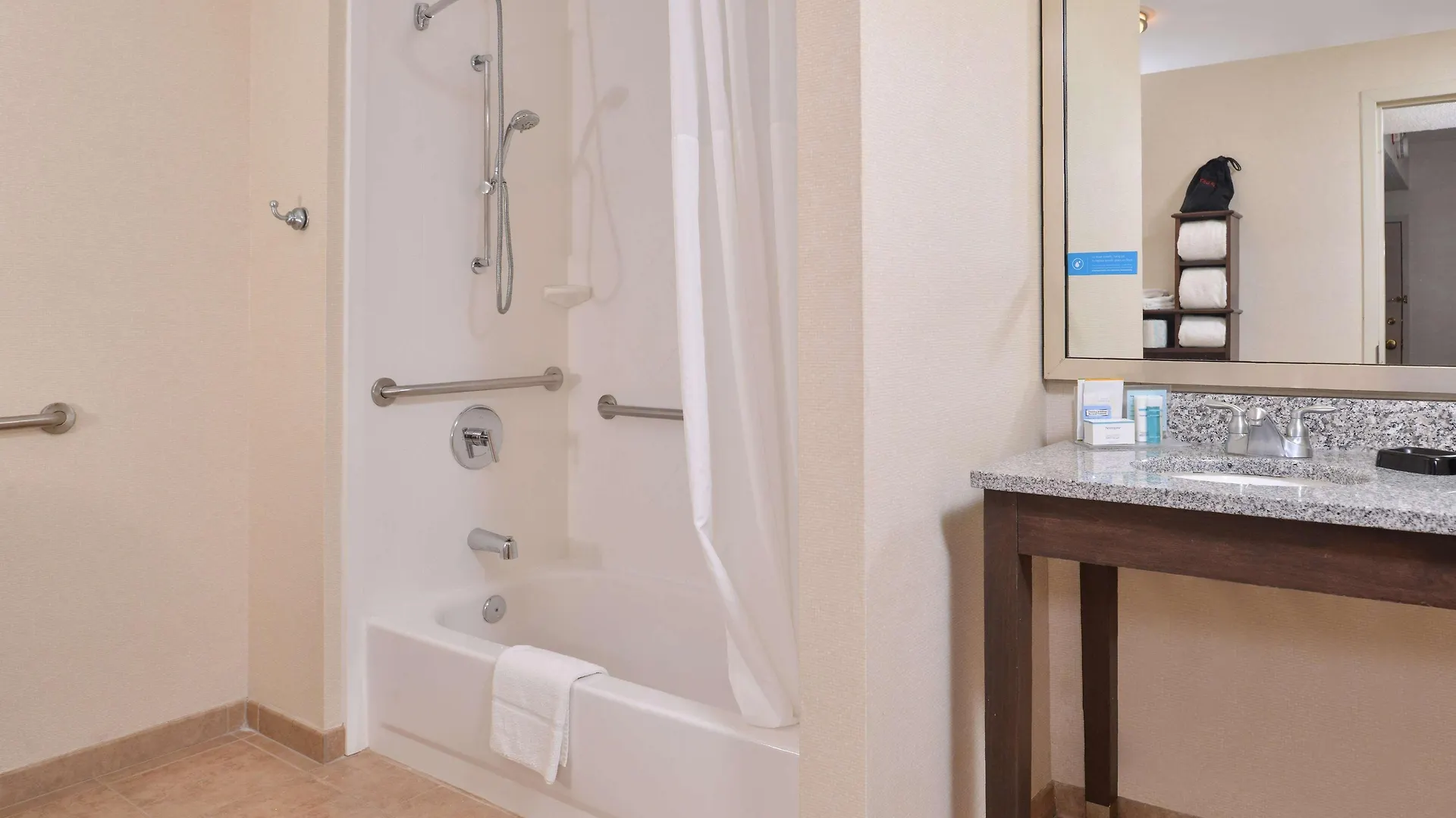 Hampton Inn & Suites Newport News-Airport - Oyster Point Area 3*,