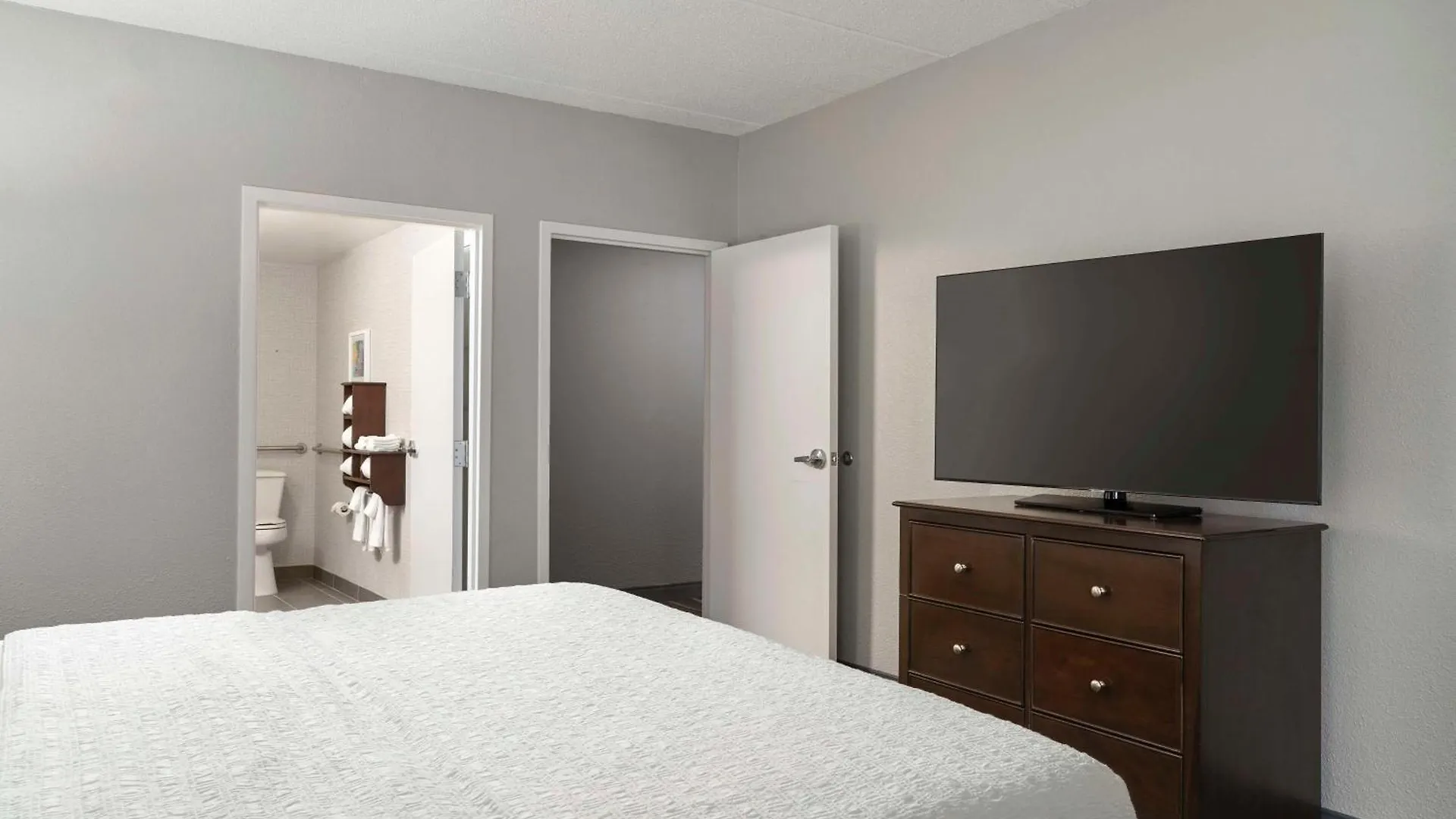 Hampton Inn & Suites Newport News-Airport - Oyster Point Area Hotel