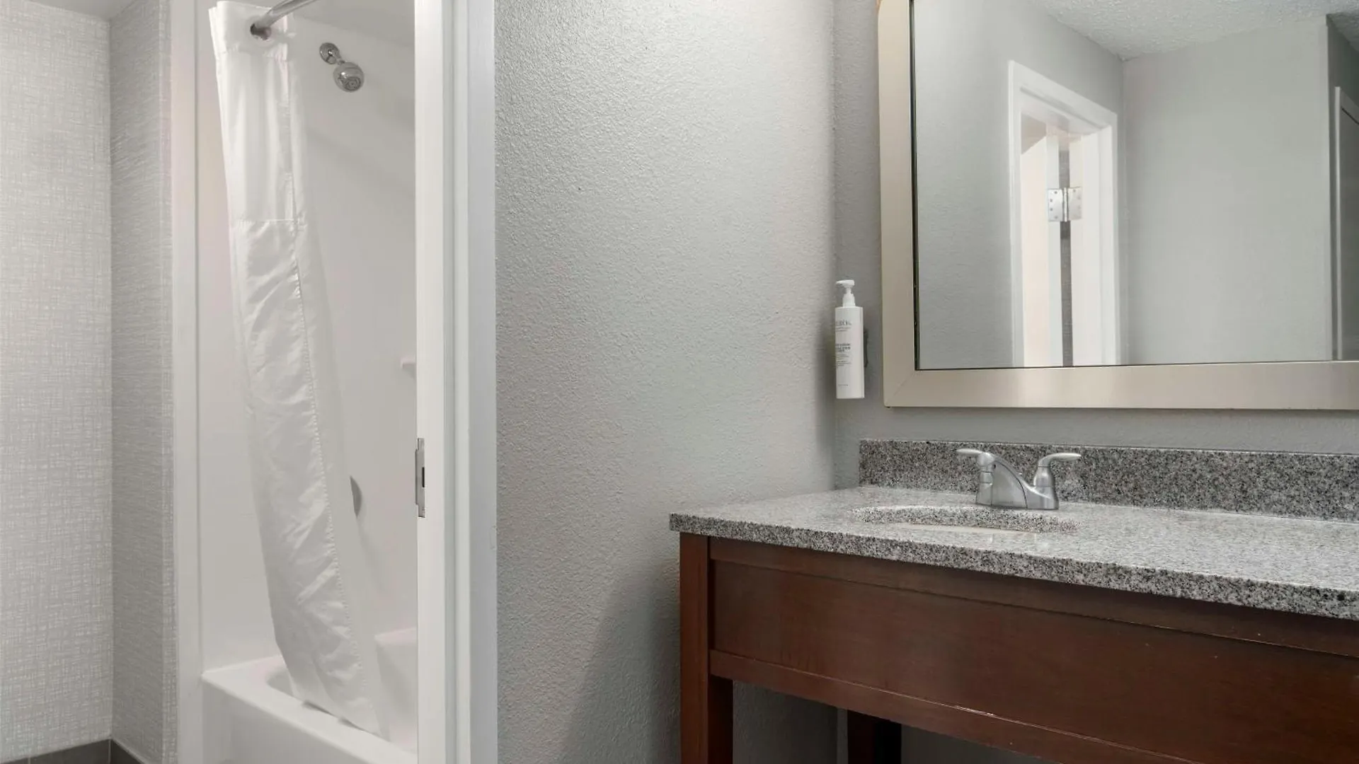 Hotel Hampton Inn & Suites Newport News-Airport - Oyster Point Area